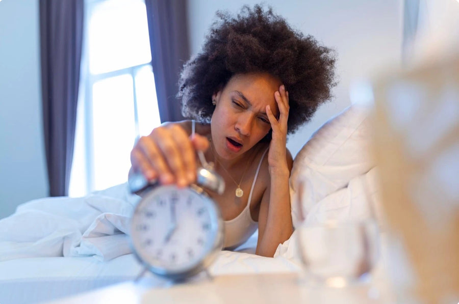 Femme fatiguée au réveil, illustrant le manque de moment pour soi