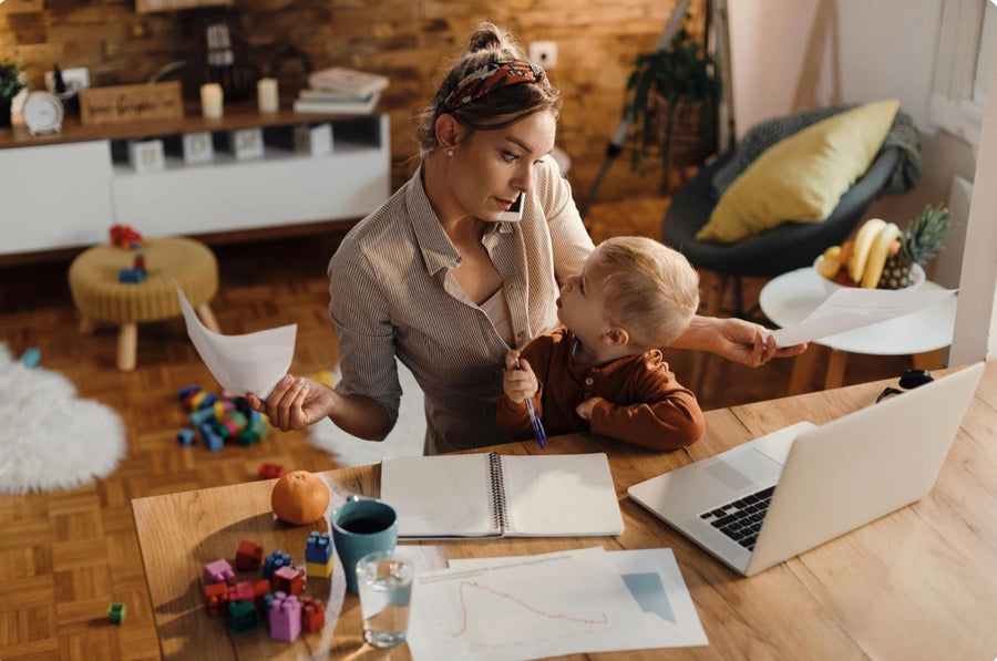 Mère débordée entre travail et enfants, illustrant la charge mentale