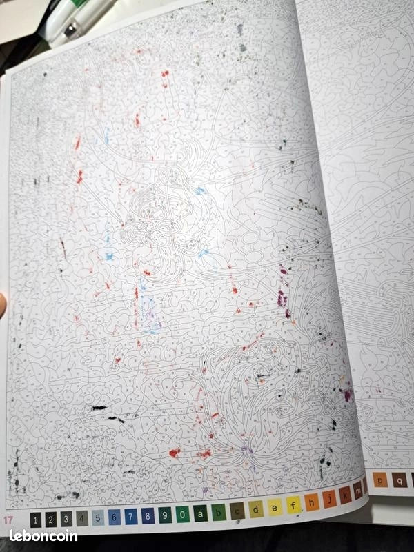 Verso d'une feuille coloriée avec des feutres classiques, encre qui transperce le papier